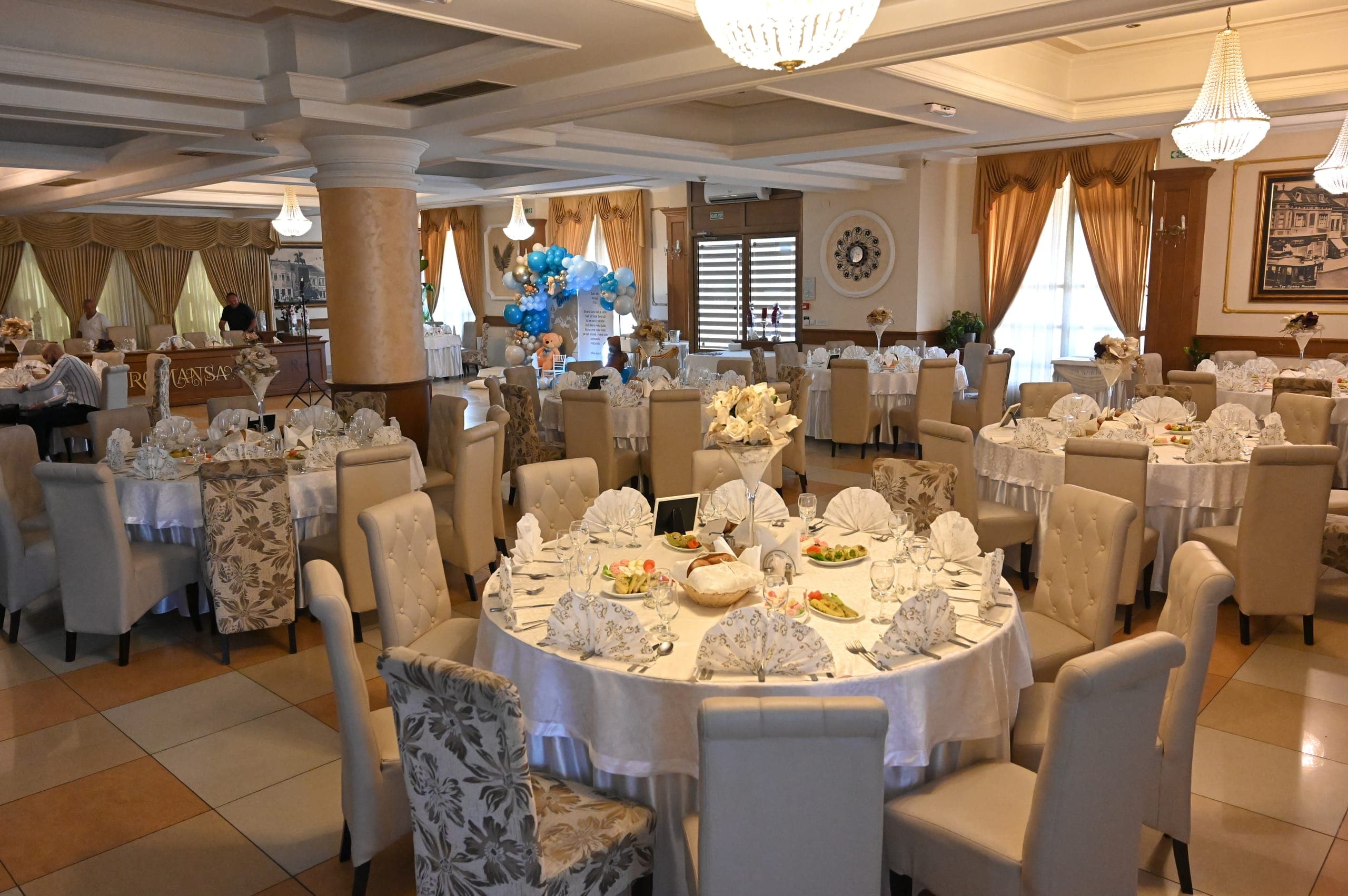Sala restorana Romansa sa postavljenim stolovima za proslavu