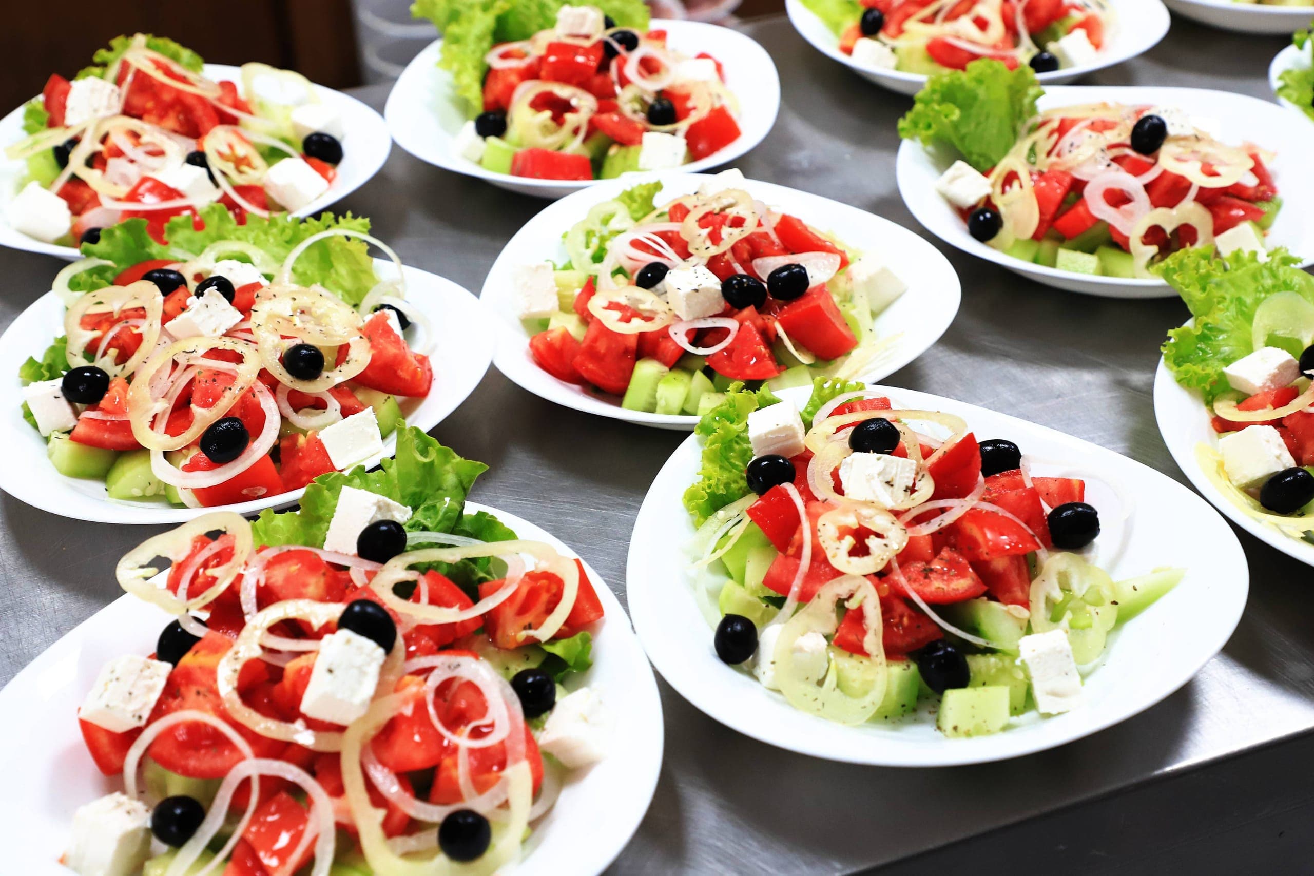 Šopska salata poslužena u pojedinačnim tanjirima u restoranu Romansa