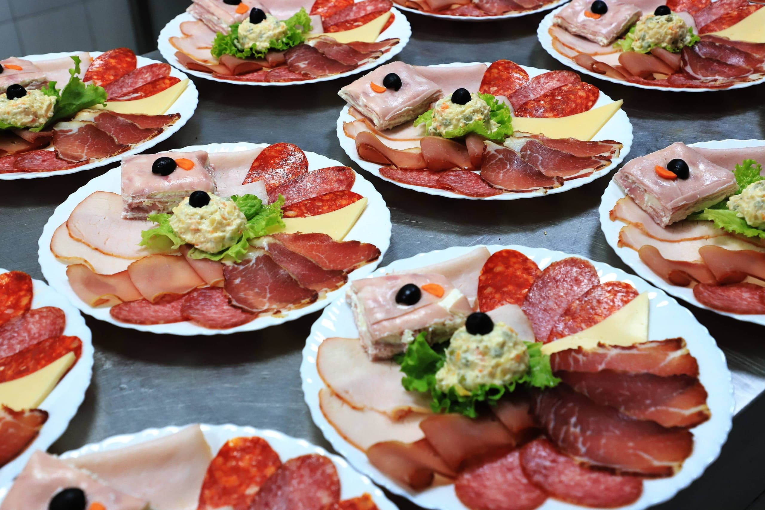 Plato narezaka i sireva poslužen u restoranu Romansa