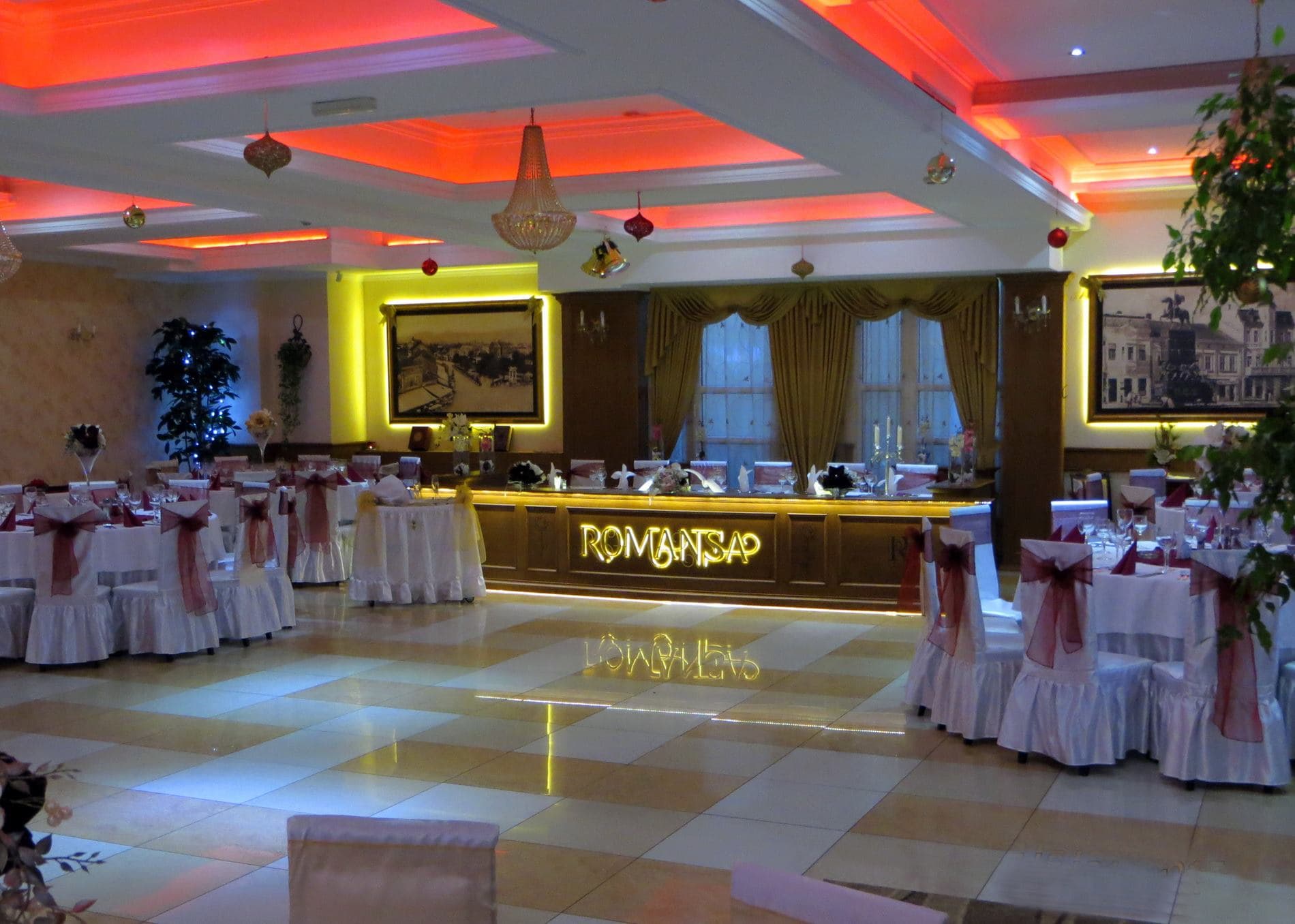 Svečano osvetljena sala restorana Romansa sa ROMANSA natpisom